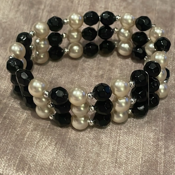 Pearl and black Beaded Stretch Bracelet 6-8” - Picture 6 of 6